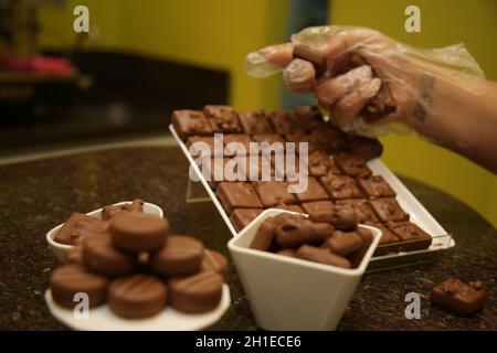 salvador, bahia / brasile - 28 luglio 2017: Pezzi di cioccolato fondente sono visti in negozio nella città di Salvador. *** Local Caption *** . Foto Stock