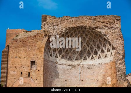 Rovine del tempio di Venere e Roma situato sulla collina di Velian a Roma Foto Stock