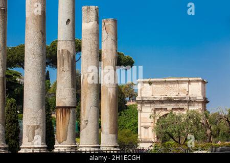 Rovine del tempio di Venere e Roma situato sulla collina di Velian e Arco di Tito Foto Stock