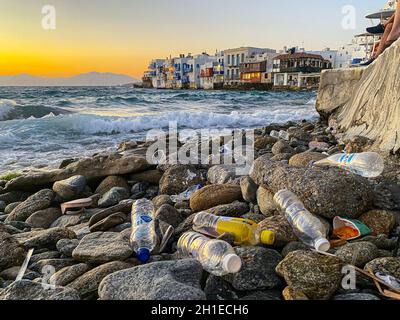 Mykonos, Grecia, 15 agosto 2021. Inquinamento turistico in primo piano, Case frontali Vista su piccola Venezia, isola di Mykonos, Grecia. Foto Stock
