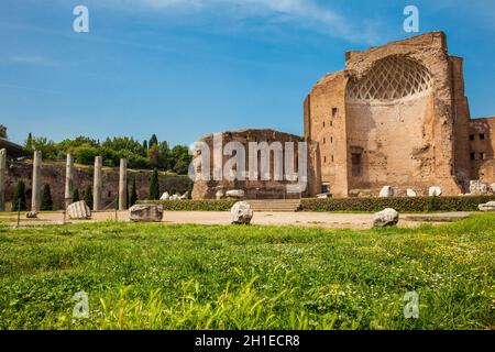 Rovine del tempio di Venere e Roma situato sulla collina di Velian a Roma Foto Stock