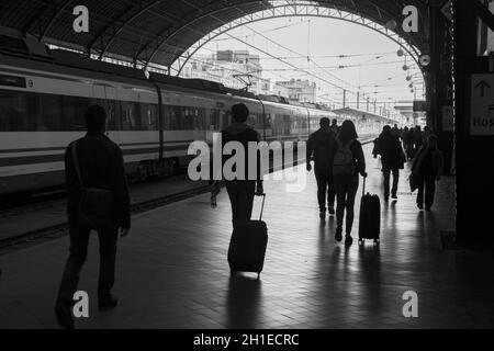 Valencia, Spagna - 04, 05, 2018: Persone che camminano sulle piattaforme della stazione ferroviaria di Valencia con un treno fermato in background Foto Stock