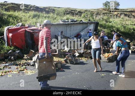 teixeira de freitas, bahia / brasile - 28 luglio 2018: Camion coinvolto in incidente ha il suo carico saccheggiato sulla strada statale BR 101, a Teixeira de Freitas. *** lo Foto Stock