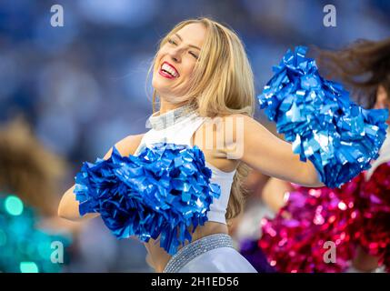 Indianapolis, Indiana, Stati Uniti. 17 ottobre 2021. Il cheerleader di Indianapolis Colts si esibisce durante l'azione di gioco di football della NFL tra gli Houston Texans e gli Indianapolis Colts al Lucas Oil Stadium di Indianapolis, Indiana. Indianapolis sconfisse Houston 31-3. John Mersies/CSM/Alamy Live News Foto Stock