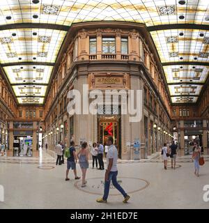 Roma, Italia - 30 giugno: Galleria Alberto Sordi a Roma il 30 giugno 2014. Galleria Colonna Galleria Shopping a Via del Corso a Roma, Italia. Foto Stock