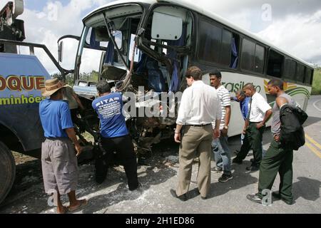 Itabela, bhia / brasile - Arch 15, 2011: Un incidente che coinvolge un camion e un autobus ha lasciato il conducente di autobus ferito sulla strada BR 101 nella città di Itabe Foto Stock