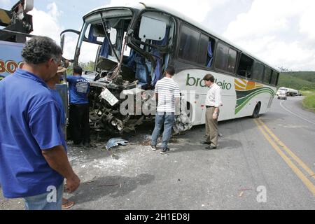 Itabela, bhia / brasile - Arch 15, 2011: Un incidente che coinvolge un camion e un autobus ha lasciato il conducente di autobus ferito sulla strada BR 101 nella città di Itabe Foto Stock