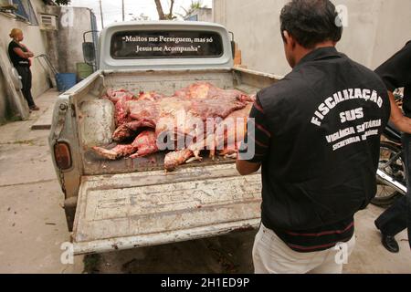 Eunapolis, bahia / brasile - settembre 10, 2010: Ispettori sanitari scartano la carne di bollina dalla macellazione clandestina e senza consumpio Foto Stock