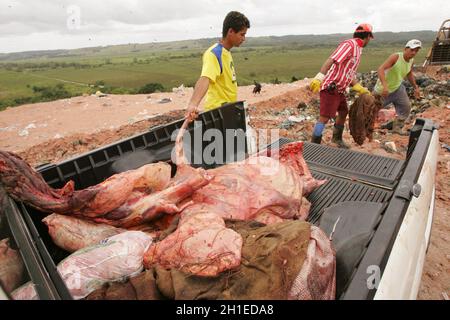 Eunapolis, bahia / brasile - settembre 10, 2010: Ispettori sanitari scartano la carne di bollina dalla macellazione clandestina e senza consumpio Foto Stock