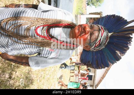 pau brasil , bahia / brasile - 16 aprile 2012: Nailton Muniz, capo e leader indigeno Pataxo Hahae nel comune di Pau Brasile. Loc Foto Stock