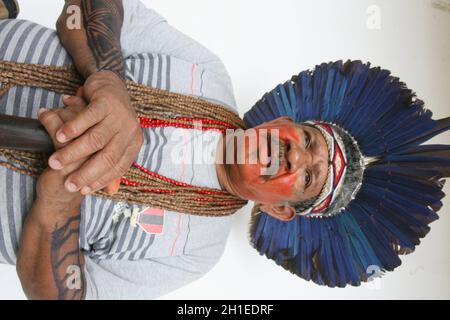 pau brasil , bahia / brasile - 16 aprile 2012: Nailton Muniz, capo e leader indigeno Pataxo Hahae nel comune di Pau Brasile. Loc Foto Stock