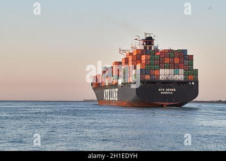 ROTTERDAM, PAESI BASSI - CIRCA 2019: Nave container che parte dal porto di Rotterdam verso il Mare del Nord. Nave della linea NYK, Nippon Yusen Japa Foto Stock