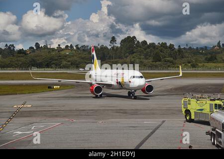 MEDELLIN, COLOMBIA - 24 APRILE 2019: Jet Airliner di Viva Air che arriva in posizione di parcheggio presso l'aeroporto internazionale Jose Maria Cordova di Medellin, Foto Stock