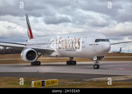 BUDAPEST, UNGHERIA - 1 DICEMBRE 2016: Linea aerea degli Emirati che tassano all'aeroporto Liszt Ferenc di Budapest. Essere 777-300. Foto Stock