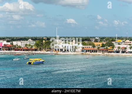 San Miguel de Cozumel, Messico - 25 aprile 2019: Paesaggio urbano della città principale nell'isola di Cozumel, Messico, Caraibi. Vista dalla nave da crociera. Foto Stock