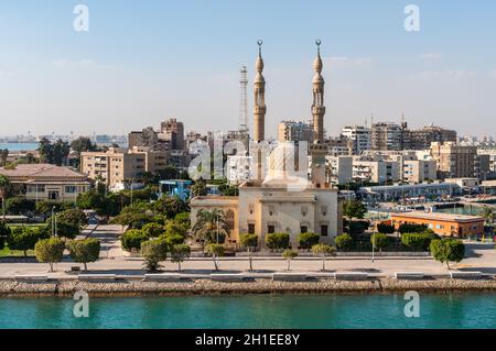 Suez, Egitto - 5 Novembre 2017: Un Egiziano moschea e porto marittimo presso la città di Tawfiq (sobborgo di Suez), Eqypt sull'estremità meridionale del gruppo Suez può Foto Stock