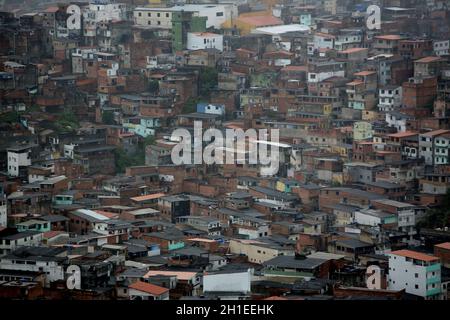 salvador, bahia / brasile - 19 aprile 2018: Veduta aerea di abitazioni popolari nel quartiere di Pernambues nella città di Salvador. *** Capti locale Foto Stock