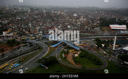 salvador, bahia / brasile - 19 aprile 2018: Veduta aerea di abitazioni popolari nel quartiere di Pernambues nella città di Salvador. *** Capti locale Foto Stock