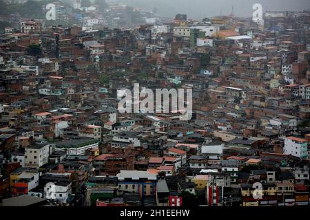 salvador, bahia / brasile - 19 aprile 2018: Veduta aerea di abitazioni popolari nel quartiere di Pernambues nella città di Salvador. *** Capti locale Foto Stock