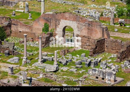 Rovine dell'ingresso alla Basilica Aemilia al Foro Romano a Roma Foto Stock