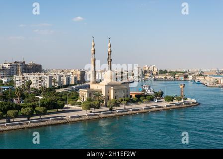 Suez, Egitto - 5 Novembre 2017: Un Egiziano moschea e porto marittimo presso la città di Tawfiq (sobborgo di Suez), Eqypt sull'estremità meridionale del gruppo Suez può Foto Stock