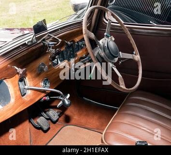 Vista dell'interno di un Citroen Traction Avant, esposto al London Classic Car Show 2021 Foto Stock