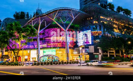 SINGAPORE - 4 MAR 2020: CENTRO commerciale ION Orchard a Singapore dopo il tramonto Foto Stock