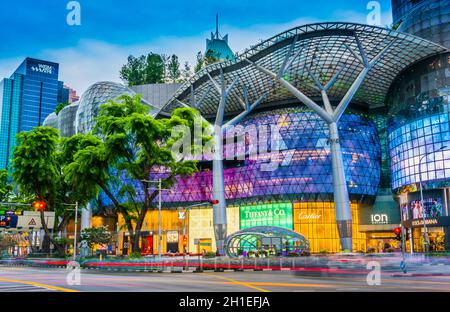 SINGAPORE - 4 MAR 2020: CENTRO commerciale ION Orchard a Singapore dopo il tramonto Foto Stock