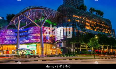 SINGAPORE - 4 MAR 2020: CENTRO commerciale ION Orchard a Singapore dopo il tramonto Foto Stock