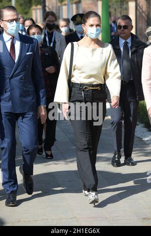 Italia. 18 Ott 2021. Crown Princess Victoria and Prince Daniel - primo giorno della visita ufficiale dello Stato in Italia. Visita ad una struttura di ricerca fuori Roma dove l'Amministrazione dei Trasporti Italiana effettua test/esperimenti con attrezzature per auto auto a guida autonoma, ecc. nei pressi di Roma, Italia, il 18 ottobre 2021. Photo by Stefan Lindblom/Stella Pictures/ABACAPRESS.COM Credit: Abaca Press/Alamy Live News Foto Stock