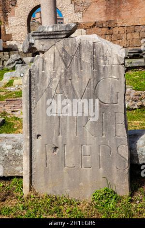 Pietre antiche iscrizioni all'ingresso della Basilica Aemilia al Foro Romano a Roma Foto Stock