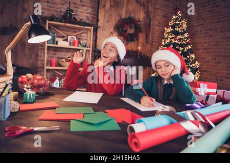 Ritratto di due attraente allegro curioso sognare fratelli scrivere lettere che creano artigianato a casa mattone loft al chiuso Foto Stock