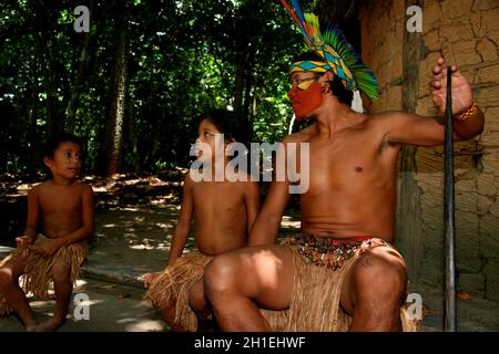 porto seguro, bahia / brasile - 21 febbraio 2008: L'India della Pataxo etina è visto allattare il suo bambino nel villaggio di Jaqueira nella città di Foto Stock