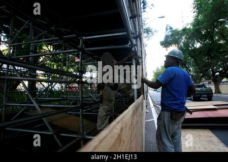 salvador, bahia / brasile - 11 febbraio 2015: I lavoratori sono visti lavorare per la creazione di una struttura di palcoscenico nel quartiere campo Grande per il carniv Foto Stock