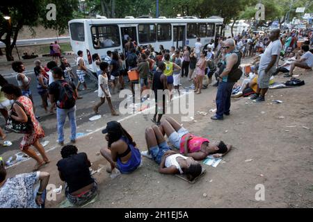 salvador, bahia / brasile - 10 febbraio 2016: Si vedono le persone in attesa di trasporto pubblico a una fermata di autobus su Avenida Centenário dopo il carnevale a S Foto Stock