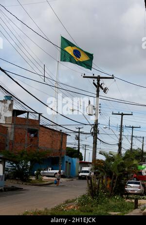 salvador, bahia / brasile - 20 marzo 2015: La bandiera brasiliana è vista sui tetti degli edifici nel quartiere Cajazeiras nella città di Salvador. Foto Stock