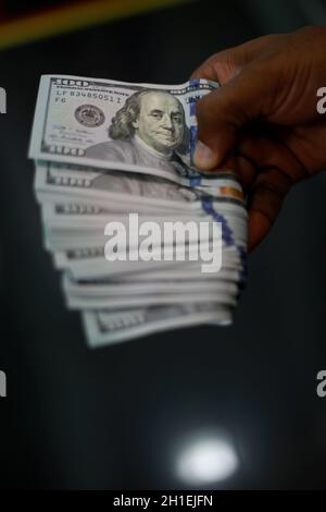 salvador, bahia / brasile - 11 febbraio 2015: Le mani tengono banconote in dollari in cambio valuta. *** Local Caption *** Foto Stock