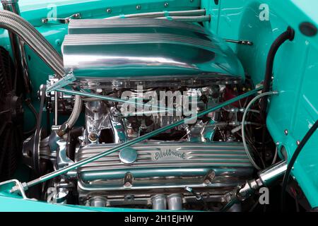 Primo piano del motore di un Restomod fatto da un camion del 3100, Chevrolet 1953 Pickup, in mostra, al London Classics Car Show 2021 Foto Stock
