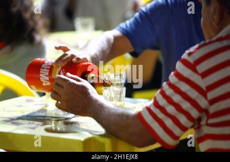 salvador, bahia / brasile - 9 ottobre 2014: I clienti del bar si vedono bere birra nel quartiere Rio Vermelho nella città di Salvador. *** Cap. Locale Foto Stock