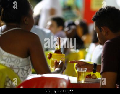 salvador, bahia / brasile - 9 ottobre 2014: I clienti del bar si vedono bere birra nel quartiere Rio Vermelho nella città di Salvador. *** Cap. Locale Foto Stock