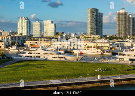 Miami, FL, Stati Uniti - Aprile 20, 2019: yacht di lusso e US Coast Guard navi ormeggiata nel porto di Miami, Florida, Stati Uniti d'America. Foto Stock