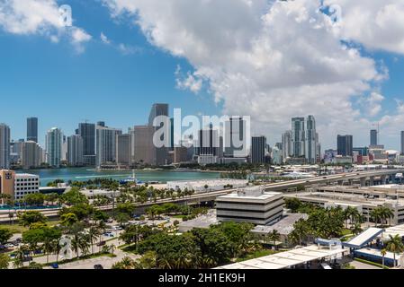 Miami, FL, Stati Uniti - 27 aprile 2019: Downtown of Miami Skyline visto da Dodge Island a Biscayne Bay a Miami, Florida, Stati Uniti. Foto Stock