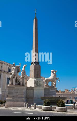 ROMA, ITALIA - APRILE 2018: Fontana dei Dioscuri situata in Piazza del Quirinale a Roma Foto Stock