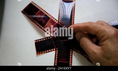 salvador, bahia / brasile - 14 maggio 2020: film fotografico negativo tenuto a mano. *** Local Caption *** . Foto Stock