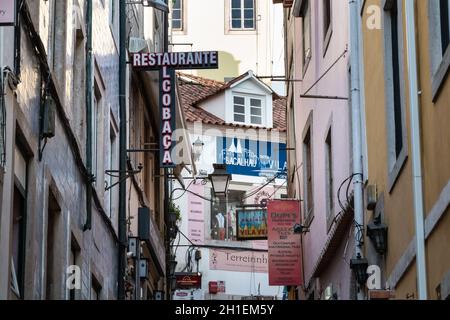 Sintra, Portogallo - 6 maggio 2018: Dettaglio architettonico delle piccole vie dello shopping del centro storico della città con ristoranti e negozio di souvenir su un Foto Stock