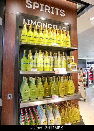 Genova, Liguria, Italia - 11 settembre 2019: Le bottiglie con limoncello in negozio in Italia Foto Stock