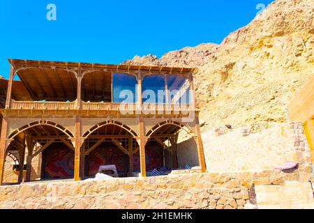 La caffetteria all'aperto o la lounge e l'area relax sulla spiaggia di Mar Rosso a Dahab Blue Hole Foto Stock