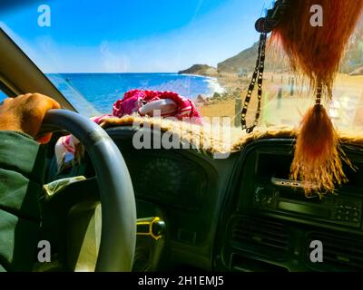 L'autista locale in auto a Blue Hole in Egitto, Dahab Foto Stock