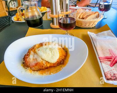 Bonassola, la Spezia, Liguria, Italia - 14 settembre 2019: Gustosi piatti italiani. Bruschette fresche e carne nel bar all'aperto di Bonasolla, Italia Foto Stock