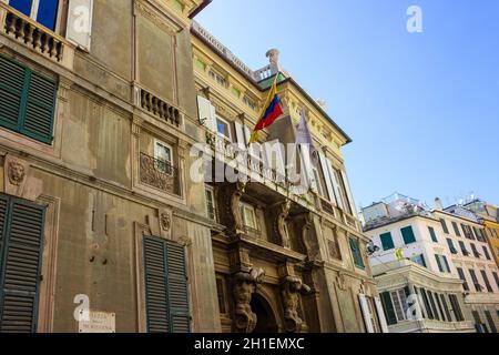 Genova, Liguria, Italia - 11 Settembre 2019: Palazzo Grimaldi della Meridiana, tipici edifici colorati, antica edicola chiosco sulla Piazza della M Foto Stock